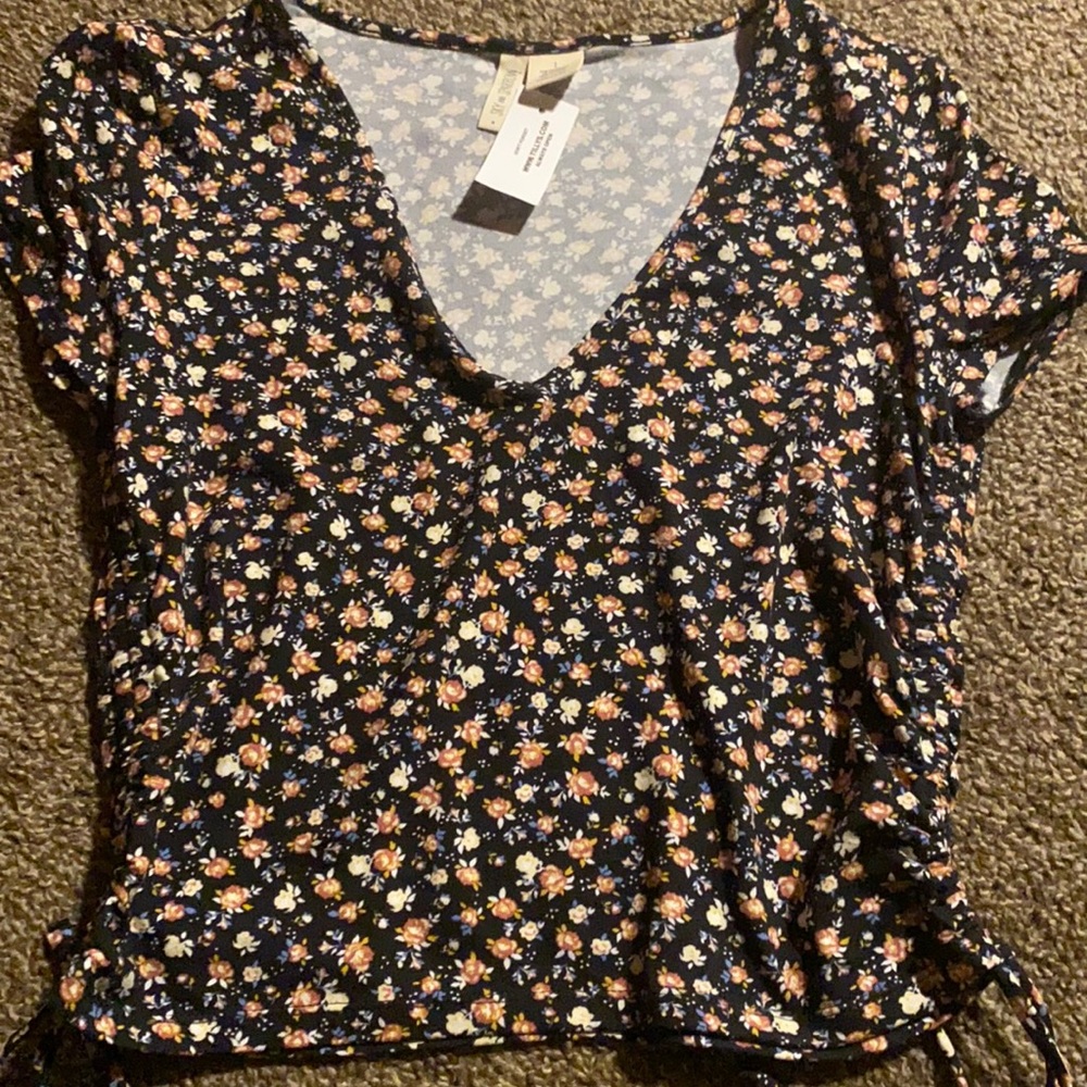 Black flowered top w cinched sides. Never worn+tag